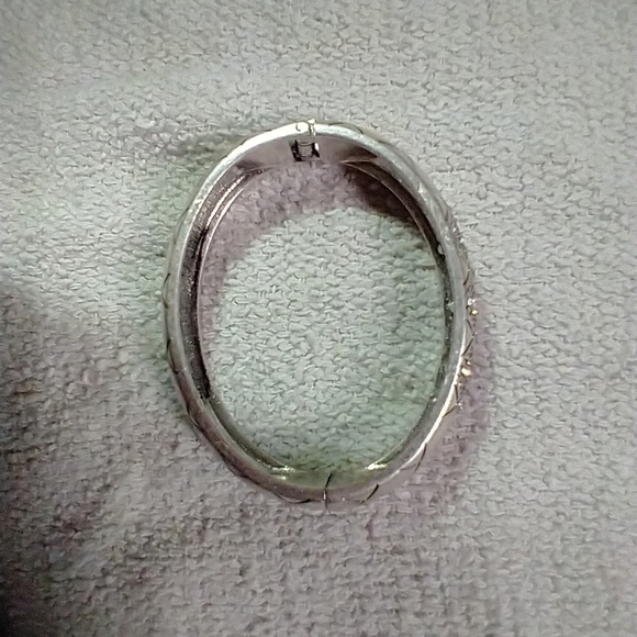 Silvertone crystal 🔮 hinged bracelet premier designs - Picture 4 of 6